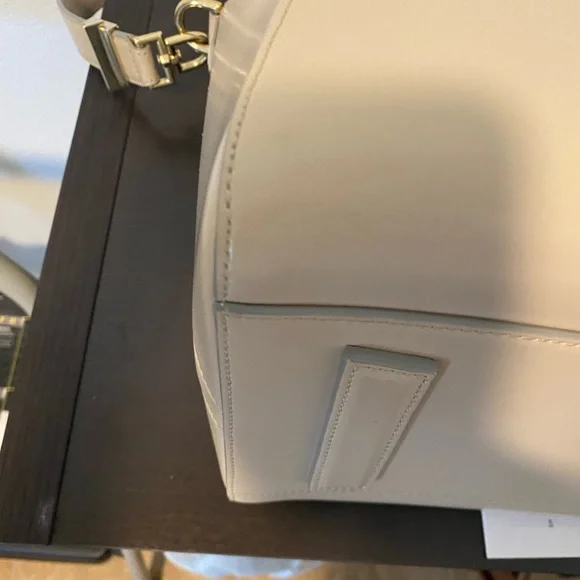 🌟SOLD🌟 Gorgeous EUC MEDIUM ANTIGONA in NUDE! - Picture 5 of 15